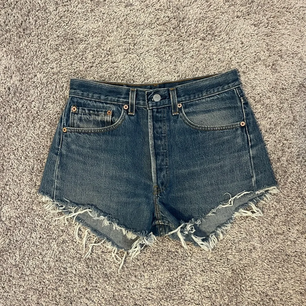 Perfect Vintage Levi’s 501 cutoff shorts fits size 26/27 - Picture 1 of 4